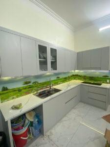 tường kính chắn bếp
