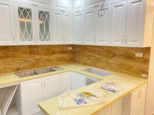 tường kính chắn bếp